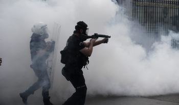 La policía turca lanza gas lacimógeno para dispersar a los manifestantes en la plaza Taksim en Estambul (Foto: efe)
