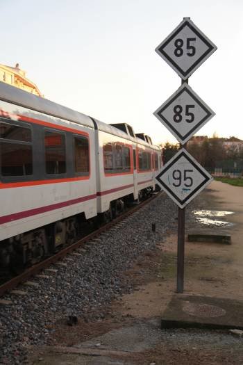 Tren regional entre Ourense y Sanabria, de próxima supresión.  (Foto: JOSÉ PAZ)
