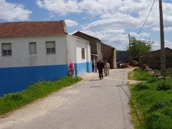 Imagen de una de las calles de la pequeña localidad, en la que residen una veintena de vecinos.