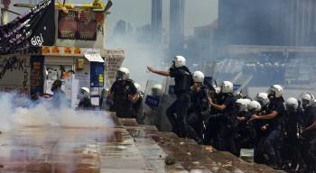 Un grupo de antidisturbios, durante una de las cargas en la plaza de Taksim.  (Foto: KERIM OKTEM)