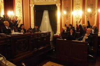 Parte del gobierno municipal socialista vota uno de los puntos del último pleno. (Foto: MIGUEL ÁNGEL)