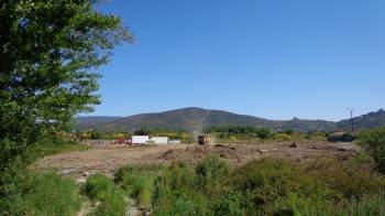 Terrenos afectados por la ampliación, en los que Gas Natural-Fenosa construirá su subestación. (Foto: MARCOS ATRIO)