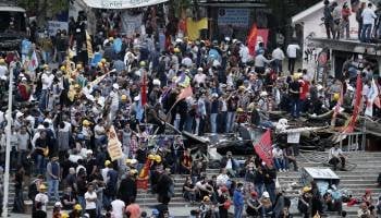 Grupos de manifestantes, antes de iniciar ayer una de las protestas contra el Gobierno turco. (Foto: TOLGA BOZOGLU)