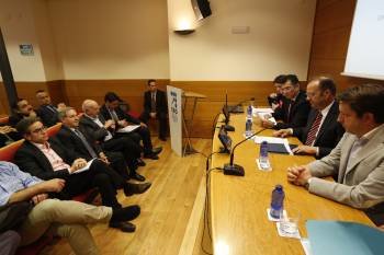 Los miembros de la junta directiva de la CEO, en la reunión de ayer.  (Foto: XESÚS FARIÑAS)