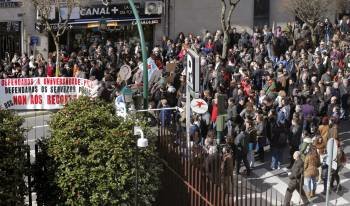 Alumnos, profesores y funcionarios se manifestaron el pasado febrero contra los recortes. (Foto: LAVANDEIRA JR)