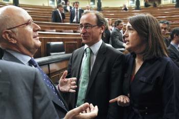 Josep Antoni Duran i Lleida (CiU), Alfonso Alonso (PP) y Soraya Rodríguez (PSOE) en el pleno del Congreso. (Foto: BALLESTEROS)