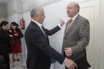 Pachi Vázquez y Agustín Fernández hablan al inicio de la reunión sectorial del PSOE, en la sede. (Foto: MIGUEL ANGEL)