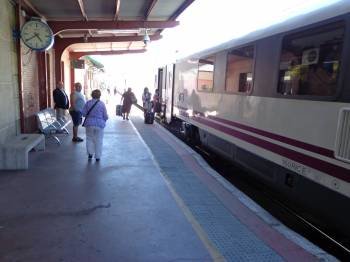Varios pasajeros descienden de un tren, ayer tarde, en la estación de ferrocarril de O Barco. (Foto: J.C.)