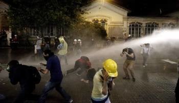 La policía disuelve con cañones de agua a los concentrados en la plaza Tkasim. (Foto: SEDAT SUNA)