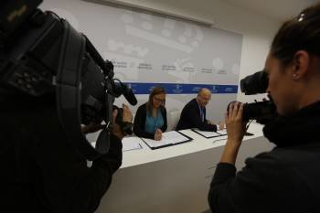Elena Muñoz y Manuel Baltar firman el convenio para suministrar información tributaria.  (Foto: XESÚS FARIÑAS)