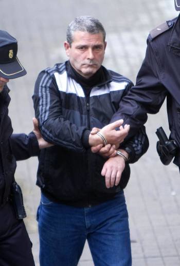 El presunto asesino del guardia civil, a su llegada a la Audiencia de Pontevedra. (Foto: SALVADOR SAS)