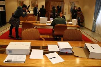 Los medios gráficos pudieron acceder ayer a la sala de consulta de la documentación sobre las cajas. (Foto: VICENTE PERNÍA)