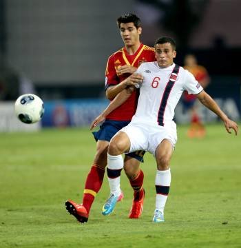 Morata pelea el balón con el noruego Elabdellaoui. (Foto: ABIR SULTAN)