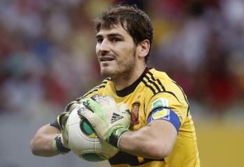 Iker Casillas atrapa el balón, el domingo durante el partido entre españoles y uruguayos. (Foto: felipe trueba)