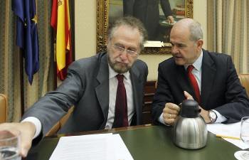 Víctor Pérez (i.), con el presidente de la Comisión de Seguimiento del Pacto de Toledo, Manuel Chaves. (Foto: KOTE RODRIGO)