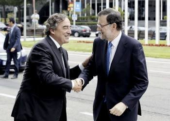 Juan Rosell saluda a Mariano Rajoy. (Foto: PACO CAMPOS)