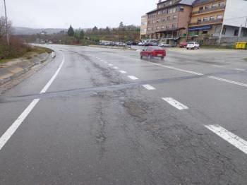 Estado en que se encuentra el firme de la carretera N-120, en Valdeorras. (Foto: J.C.)