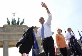 Obama, ante la Puerta de Brandemburgo acompañado por Merkel y el alcade de Berlín Klaus Wowereitt. (Foto: M.K.)