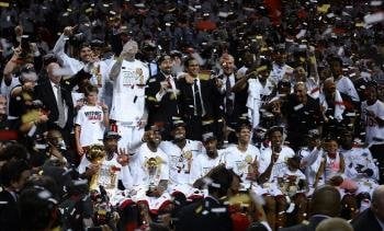 Los Heat celebran la consecución del título. (Foto: Larry W. Smith)