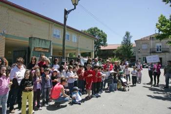Padres y escolares de Castrelo do Val durante la protesta delante del colegio. (Foto: MARCO ATRIO)