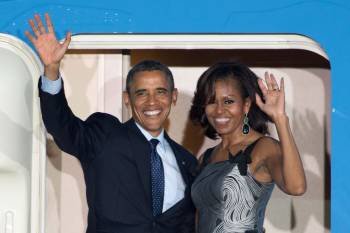El presidente estadounidense, Barack Obama  y su esposa, Michelle, antes de abordar un avión en Berlín. (Foto: M.GAMBARINI)