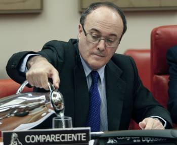 Luis María Linde, durante su comparecencia ante la Comisión de Economía del Congreso. (Foto: PACO CAMPOS)