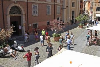 Varias personas permanecen en la calle de Módena (Italia) después de registrarse el terremoto. (Foto: ELISABETTA BARACCHI)