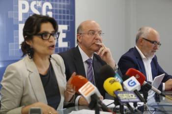 Laura Seara, Agustín Fernández y Miguel Fidalgo expresaron su inquietud en torno al AVE. (Foto: XESÚS FARIÑAS)