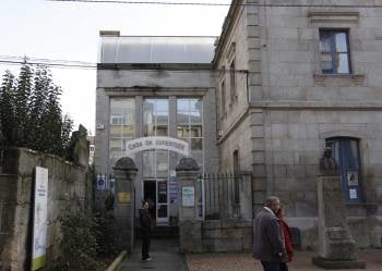 Entrada de la Casa da Xuventude de Verín, que se convertirá en oficina de turismo. (Foto: MARCOS ATRIO)