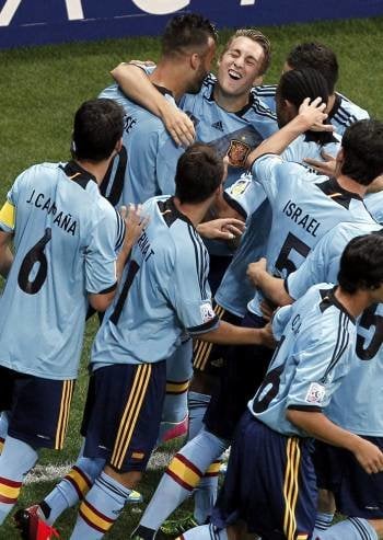 Los jugadores españoles celebran el 1-0. (Foto: SEDAT SUNA)
