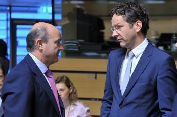 Luis de Guindos (i.) conversa con el presidente del Eurogrupo, el holandés Jeroen Dijsselbloe.  (Foto: NICOLA BOUVY)