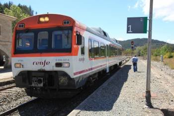 El tren de la ya extinta línea Ourense-Puebla de Sanabria, a su paso por la estación de Castrelo do Val.  (Foto: FOTOS: JOSÉ PAZ)