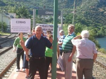 Vecinos de Cobas, en Rubiá, se manifestaron ayer en el andén por la supresión de esta parada.