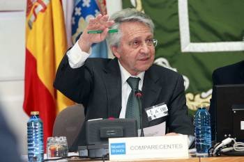 Julio Fernández Gayoso, durante su comparecencia ante la comisión de las cajas gallegas. (Foto: VICENTE PERNÍA)