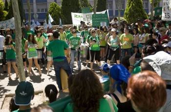 Protesta contra la reforma educativa de las plataformas por la defensa de la escuela pública de Aragón. (Foto: TONI GALÁN)