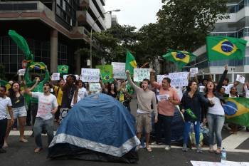Manifestantes acampados delante de la residencia del gobernador de Río de Janeiro. (Foto: MARCELO SAYÄO)