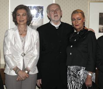 La reina posa con López Cobos y su esposa, en el Auditorio. (Foto: BALLESTEROS)