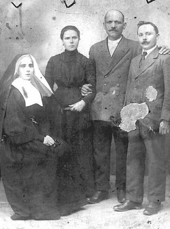 Ramona Cao (izquierda), con algunos de sus familiares. (Foto: ARCHIVO)