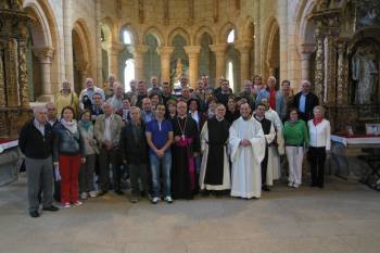 Membros da Coral de Ruada co bispo e cos monxes de Oseira, onte durante a celebración da súa romaría. (Foto: JOSÉ PAZ)