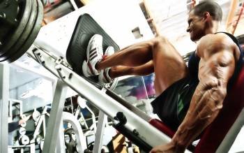 Un hombre realiza ejercicios en una máquina de un gimnasio. (Foto: ARCHIVO)