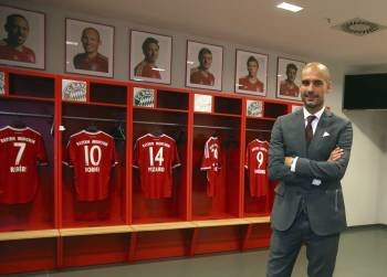 Pep Guardiola, en el vestuario de Bayern de Munich, su nuevo equipo. (Foto: ALEXANDER HASSENSTEIN)