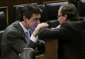 El ministro de Industria, José Manuel Soria (i.), con el portavoz del PP en el Congreso Alfonso Alonso. (Foto: ZIPI)