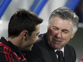 Carlo Ancelotti, junto a Kaká durante la etapa que compartieron en el Milán. (Foto: ALI HAIDER)