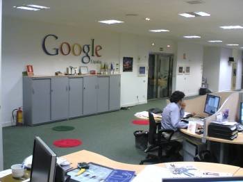 Interior de las oficinales centrales con las que la empresa estadounidense Google cuenta en Madrid.