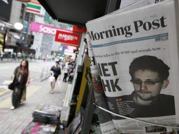 Portada de un ejemplar de 'The Morning Post' con la imagen de Snowden en un kiosco londinense.