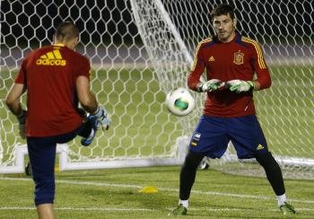 Iker Casillas, que será la gran novedad en el equipo inicial español, en la sesión de entrenamiento (Foto: felipe trueba)