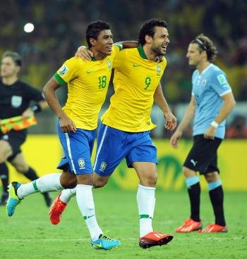 Paulinho y Fred celebran el pase brasileño a la final (Foto: Peter Powell)