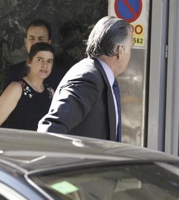 El extesorero del PP Luis Bárcenas, a su llegada hoy a la Audiencia Nacional, donde está citado, junto a su mujer, Rosalia Iglesias, para declarar de nuevo ante el juez Pablo Ruz (Foto: efe)