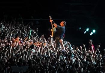 El cantante estadounidense Bruce Springsteen, acompañado por la E Street Band, durante el concierto ofrecido en el estadio de El Molinón, Gijón (Foto: efe)