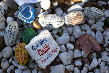 Imagen de una piedra en la que se puede leer un mensaje de apoyo al expresidente sudafricano Nelson Mandela (Foto: efe)